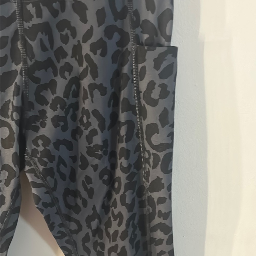 Chic Black Animal Print Leggings - Picture 3 of 6